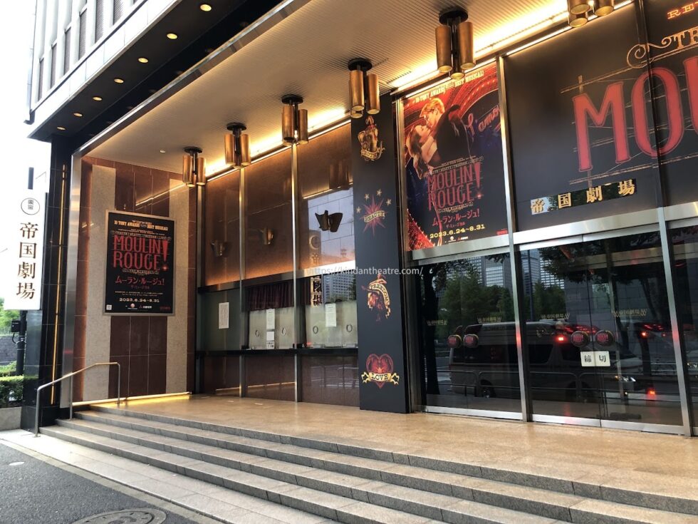 全面が『ムーラン・ルージュ!ザ・ミュージカル』仕様に装飾された帝国劇場の正面玄関