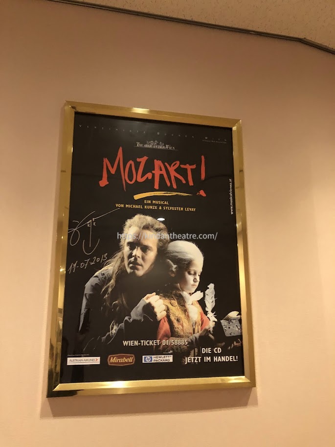シアター・ドラマシティのロビーに飾られたサイン入りのミュージカル『モーツァルト!』ウィーン版ポスター